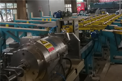 Оборудование для автоматического ультразвукового контроля концов стержней.