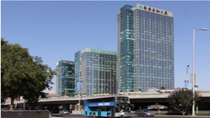 Учебные здания Университета Циньхуа и здание Тайкан в районе Центрального делового района (CBD).